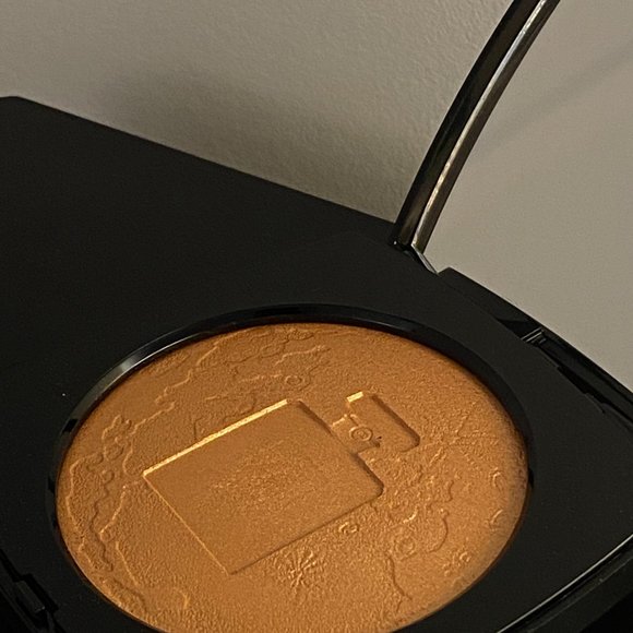 CHANEL: Oversize Illuminating Face Powder - Picture 3 of 3